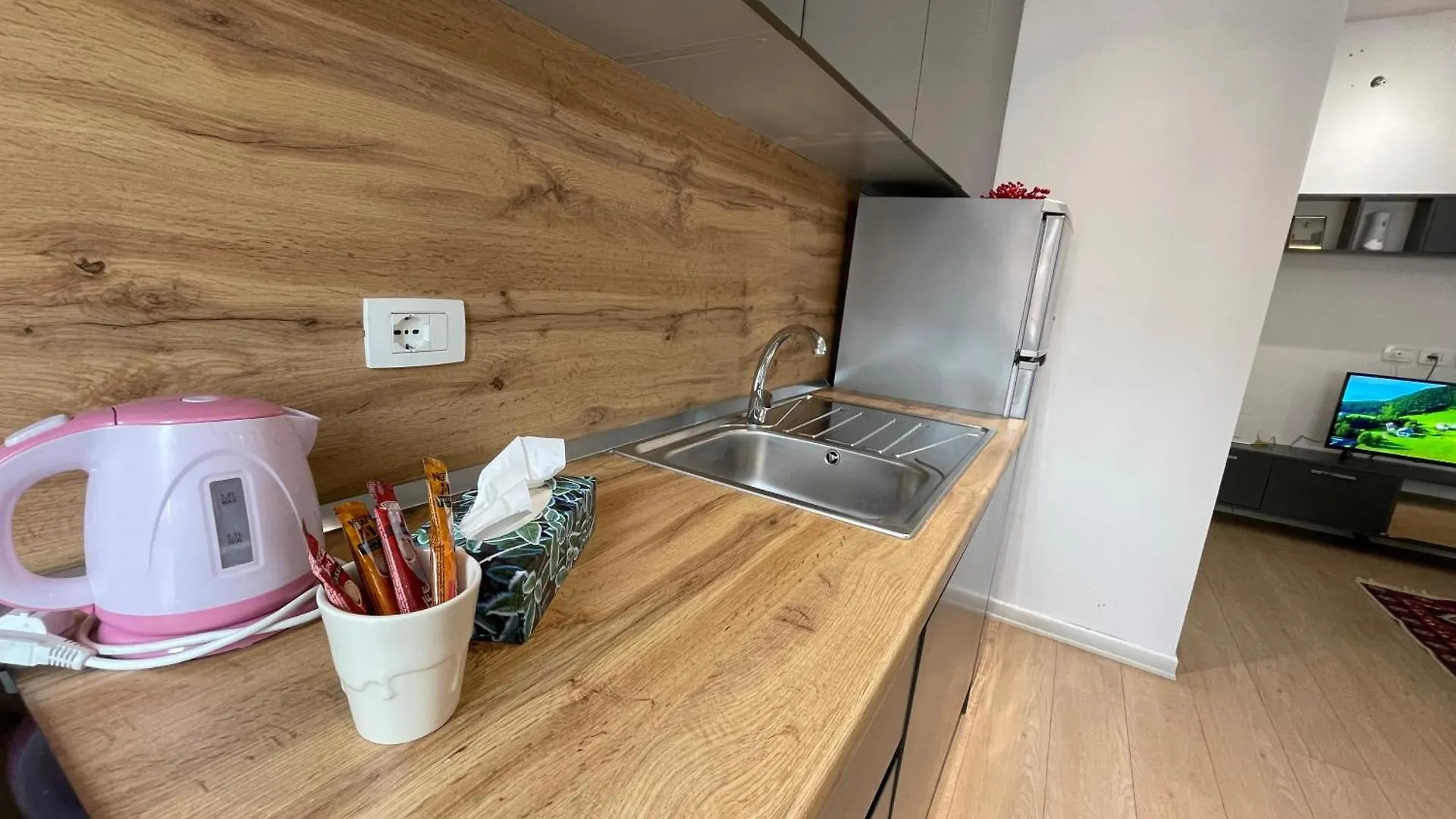 Kadare City-Center Apartment With Balcony 地拉那