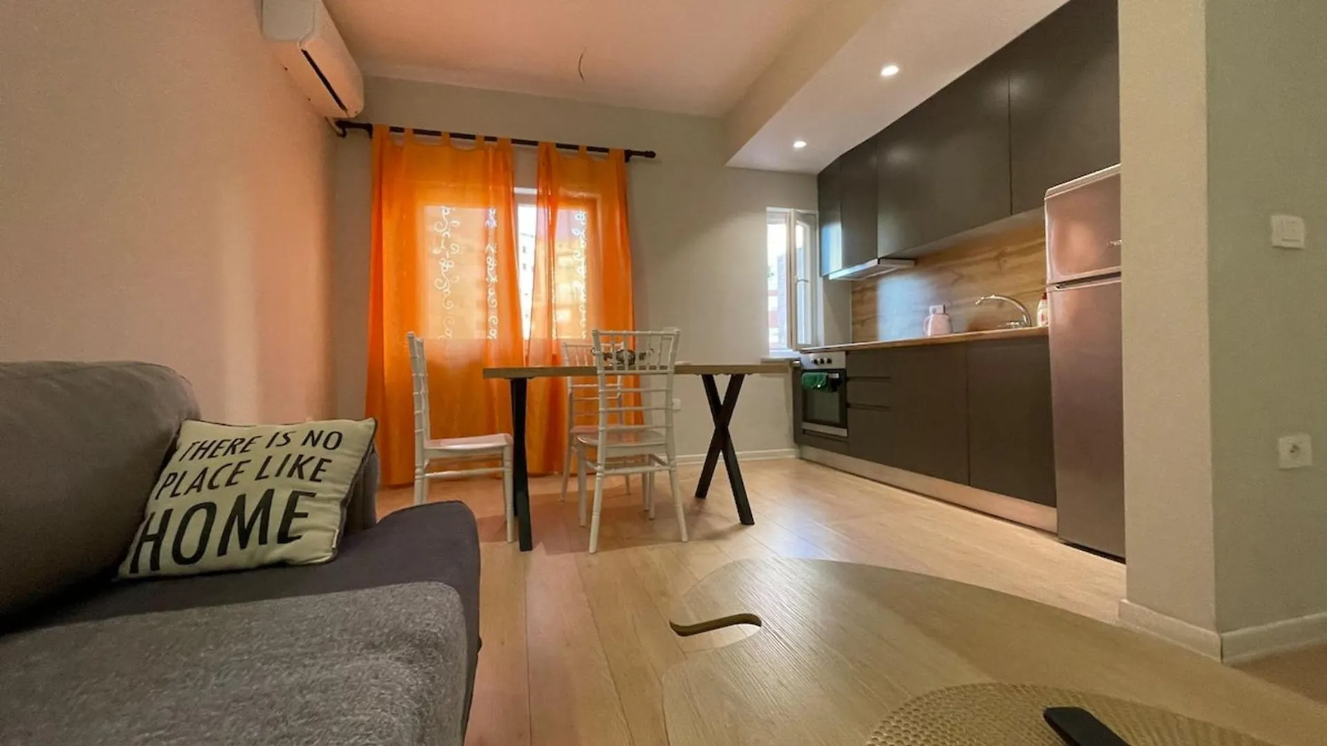 Kadare City-Center Apartment With Balcony 地拉那 阿尔巴尼亚