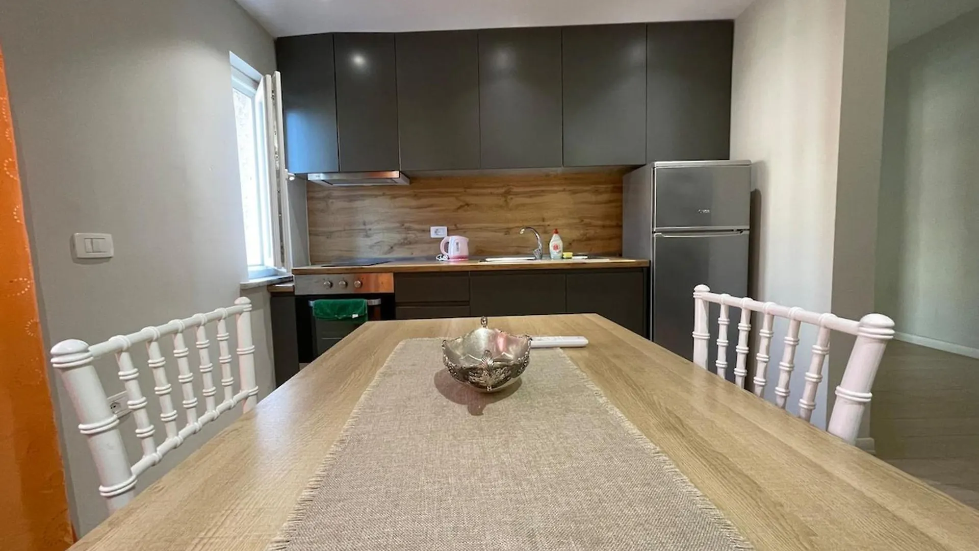 Kadare City-Center Apartment With Balcony 地拉那