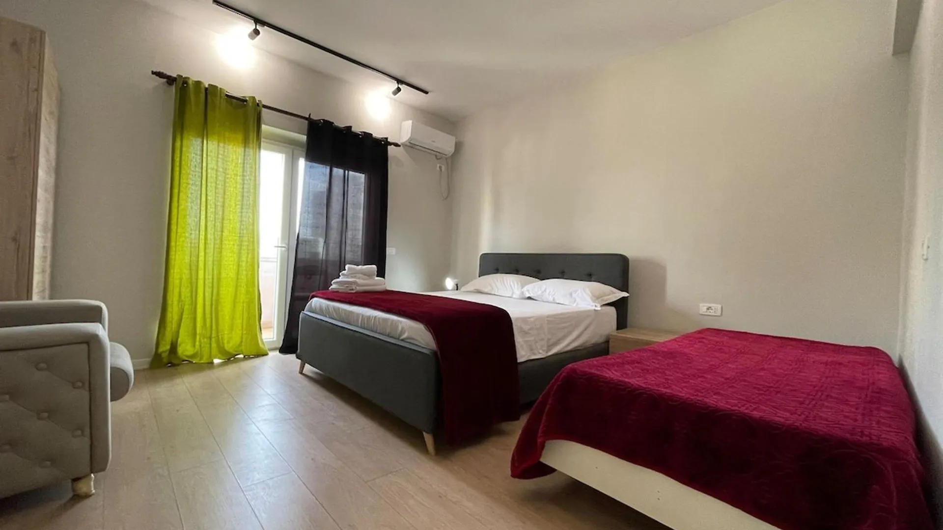 Kadare City-Center Apartment With Balcony 地拉那