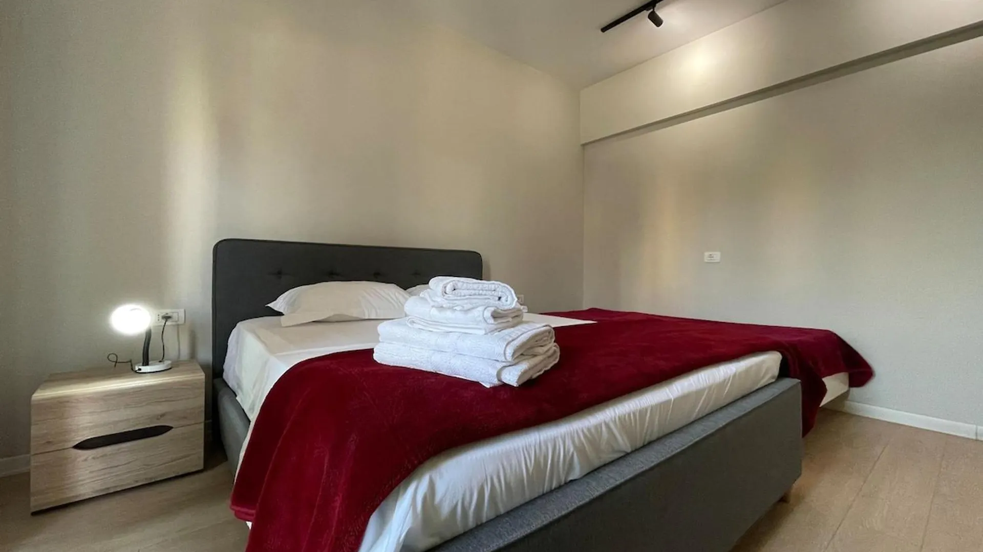 Kadare City-Center Apartment With Balcony Tirana
