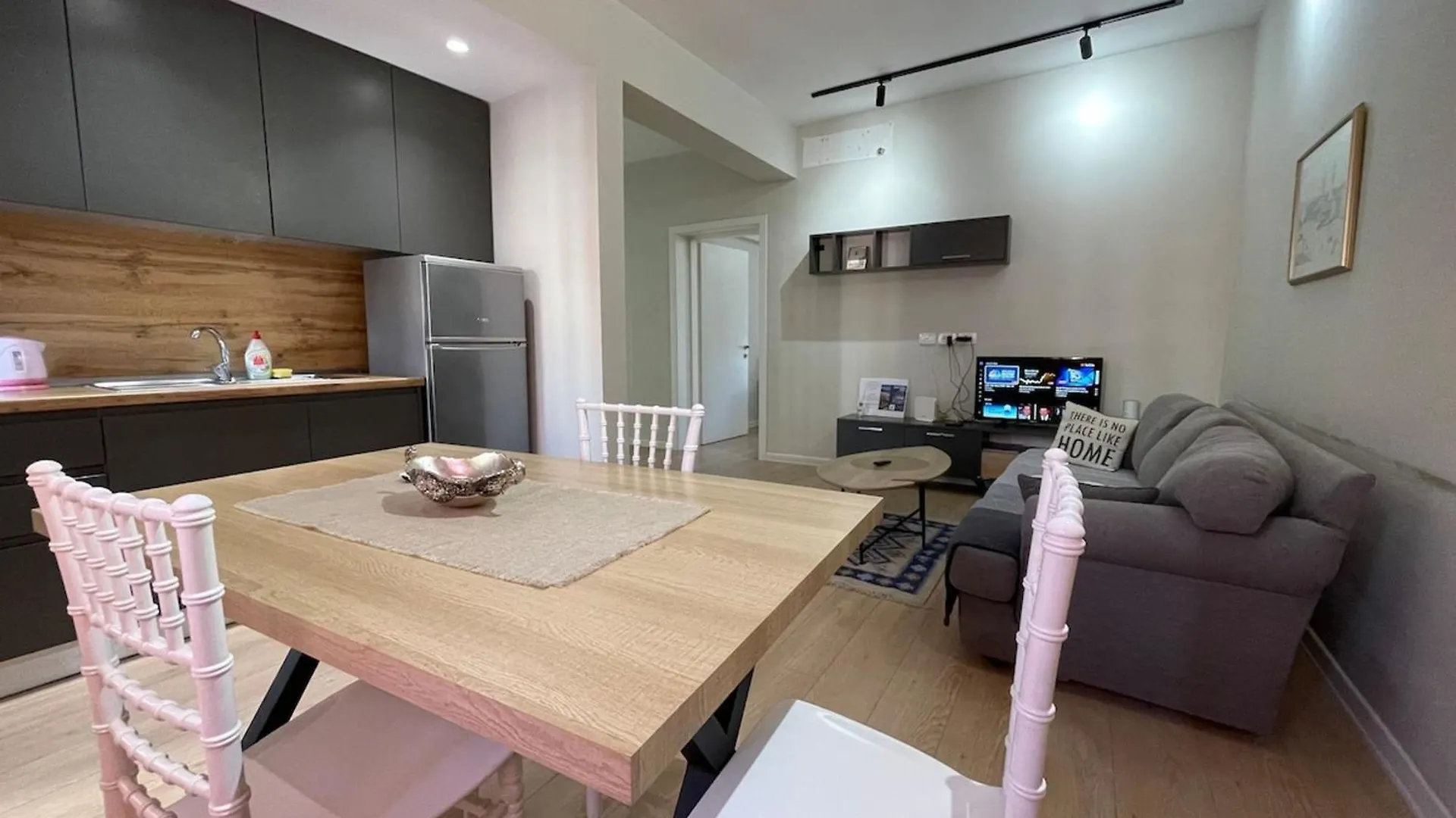Kadare City-Center Apartment With Balcony Tirana