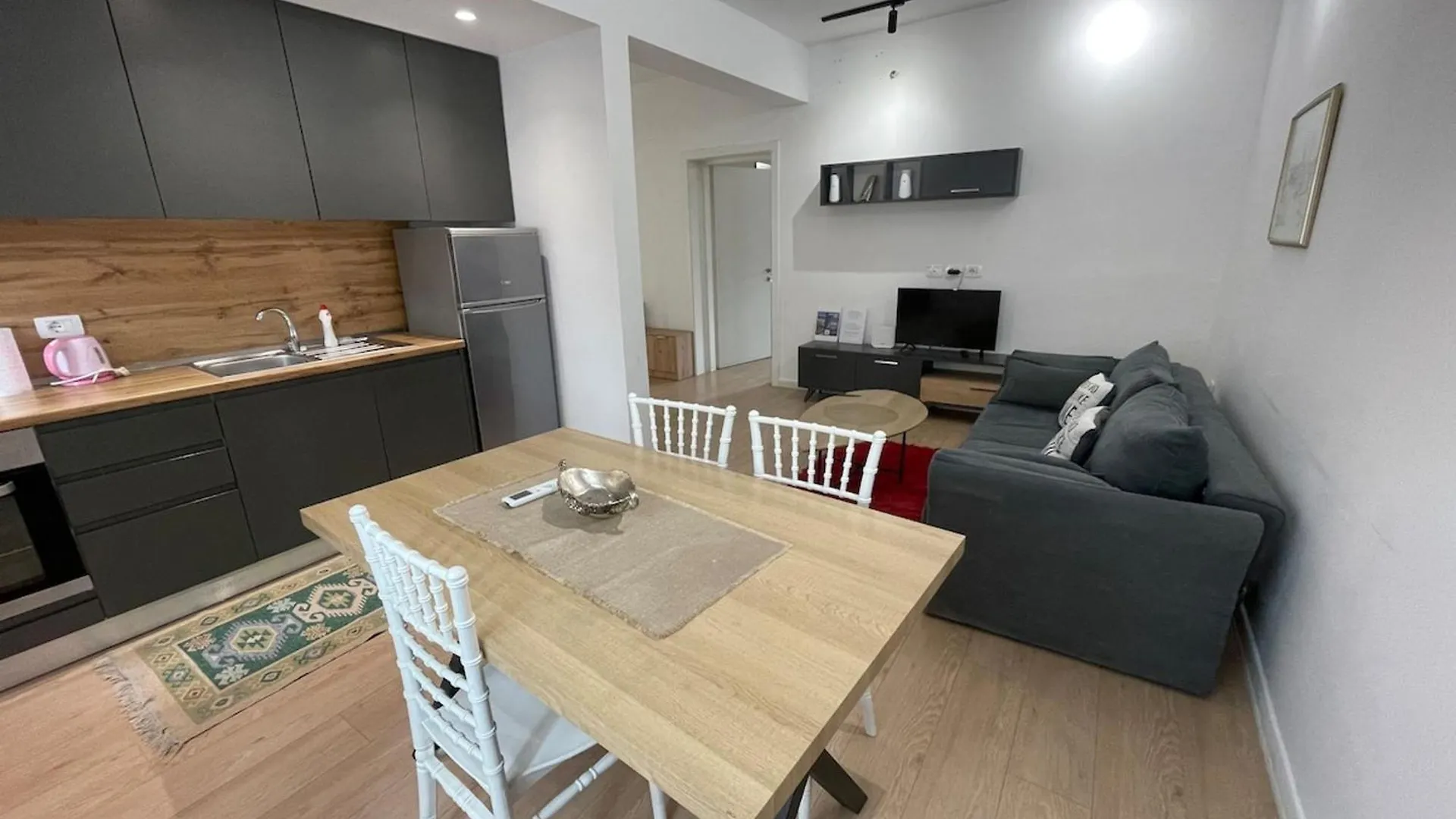 Kadare City-Center Apartment With Balcony Tirana